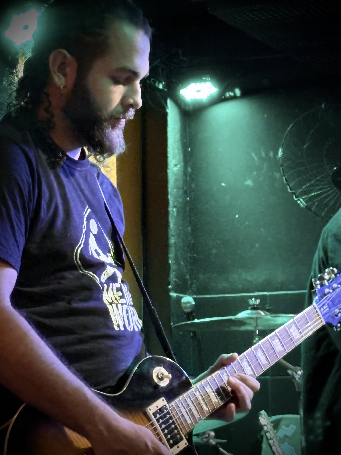 Guitarrista praticando com On-Music